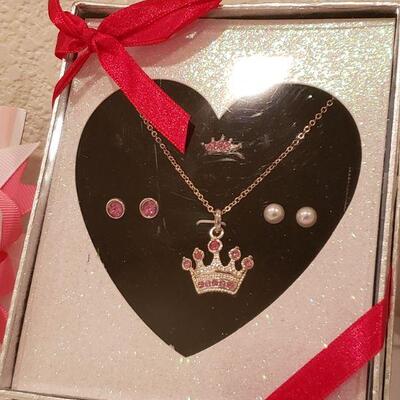 Lot 284: NEW Hairbows and Princess Jewelry Set