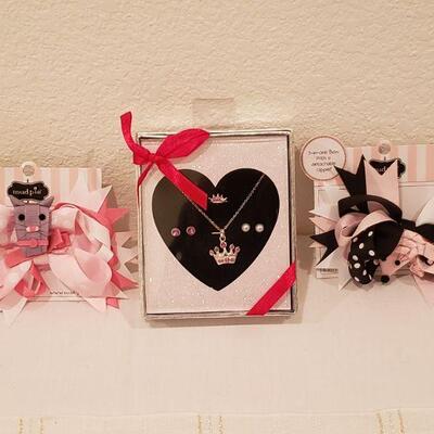 Lot 284: NEW Hairbows and Princess Jewelry Set