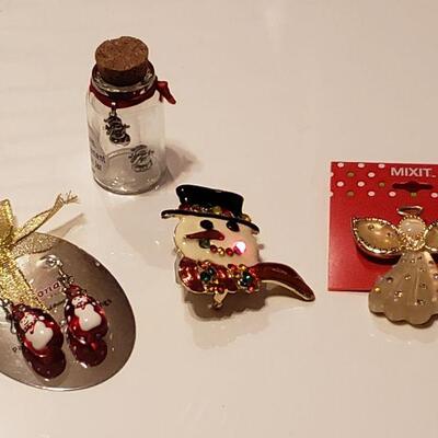 Lot 291: Holiday Jewelry lot