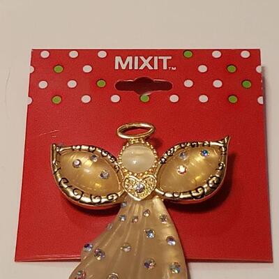 Lot 291: Holiday Jewelry lot