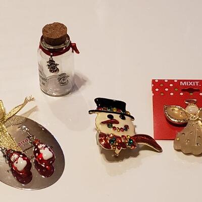 Lot 291: Holiday Jewelry lot