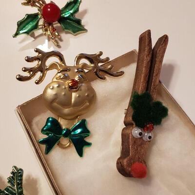 Lot 292: Holiday Jewelry  Brooch Lot