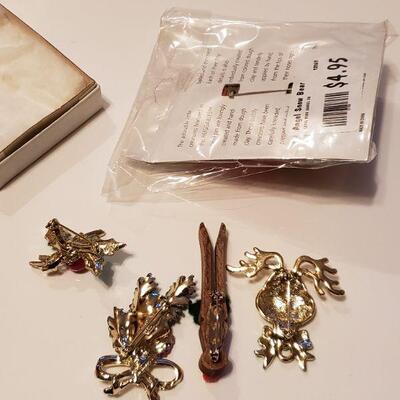 Lot 292: Holiday Jewelry  Brooch Lot