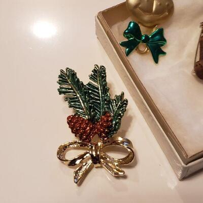 Lot 292: Holiday Jewelry  Brooch Lot