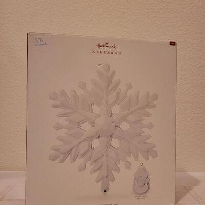 Lot 308: HALLMARK LED Color Changing Tree Topper *missing remote*