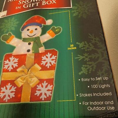 Lot 316: 30" SNOWMAN Inflatable Yard Deco 