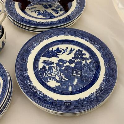 .245. Vintage | Johnson Bros | Blue Willow | 1960s