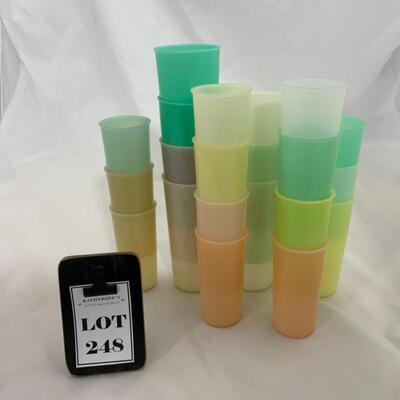 .248. Vintage | Twenty-One Tupperware cups 