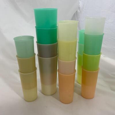 .248. Vintage | Twenty-One Tupperware cups 