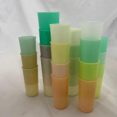 .248. Vintage | Twenty-One Tupperware cups 
