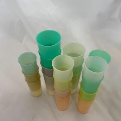 .248. Vintage | Twenty-One Tupperware cups 
