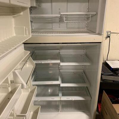 Amana refrigerator / clean working condition 