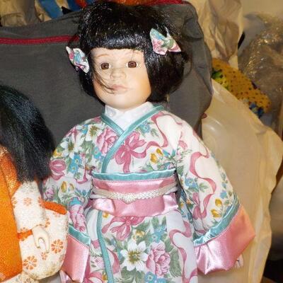 2 Chinese doll's from 2 separt makers.
