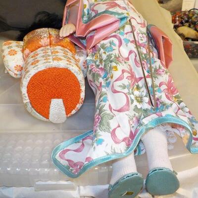2 Chinese doll's from 2 separt makers.
