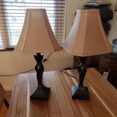 Set of 2 twisted metal base lamps 
