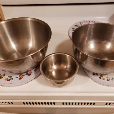 3 Metal mixing bowls