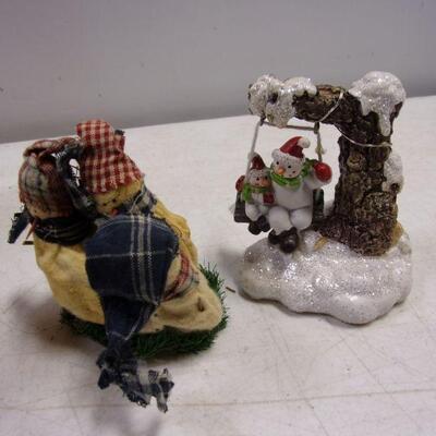 Lot 33 - Holiday Decorations - Ornaments & Display Items