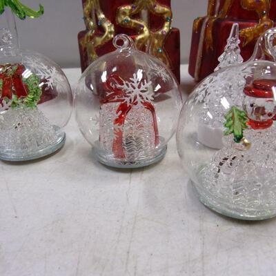 Lot 33 - Holiday Decorations - Ornaments & Display Items