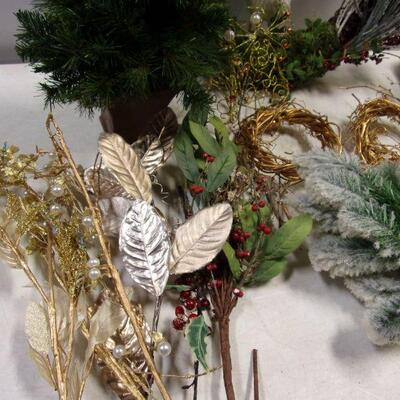 Lot 40 - Holiday Decorations - Wreath & More 
