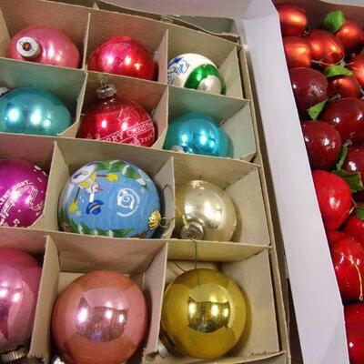 Lot 42 - Holiday Tree Ornaments 