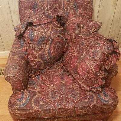 Chair with 4 pillows