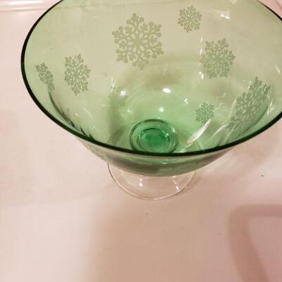 Green glass bowl with snowflakes â„ 