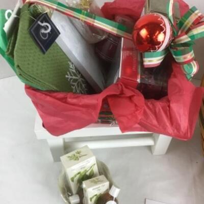 S - 299  2 Beautiful Christmas Gift Baskets ( 1 Longaberger )