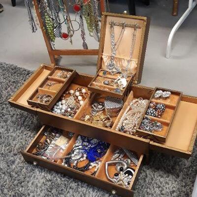 Vintage Jewelry Box & Jewelry 