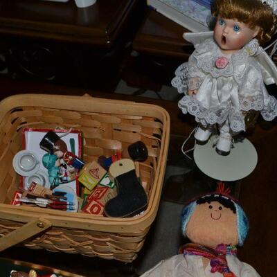 LOT 64 HOME DECOR AND DOLLS