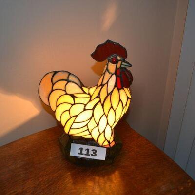 LOT 113 FAUX STAINED GLASS LIGHTED ROOSTER LAMP