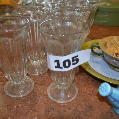 LOT 105 GROUPING OF GLASSES AND BOWLS
