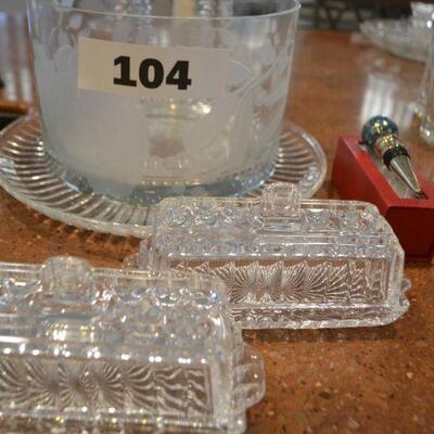 LOT 104 GLASS ITEMS AND WINE BOTTLE STOPPER