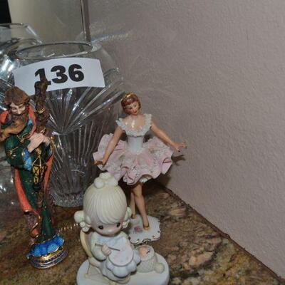 LOT 136 HOME DECOR GROUPING FIGURINES AND VASE