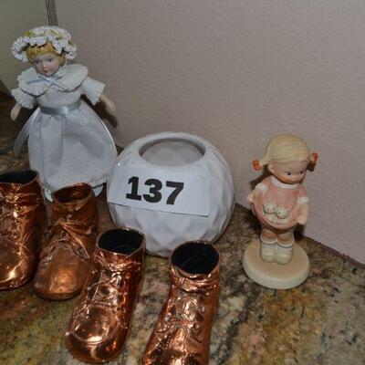 LOT 137 HOME DECOR GROUPING VINTAGE BRONZE BABY SHOES
