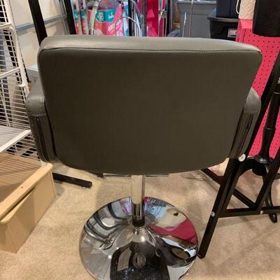 Rotating stool with arms