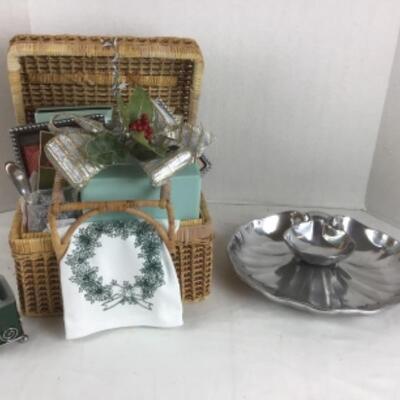 R 295 Mariposa Basket and Shell Serving Lot 