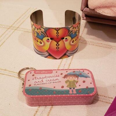 Lot 375: New Ladies Gift Lot