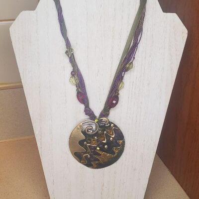 BEAUTIFUL NECKLACE WITH METAL PENDANT 