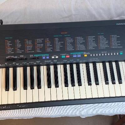 Lot# 200 vintage YAMAHA Portatone PSR-18 Electronic Keyboard Music Piano 