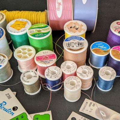 Lot # 203s Lot of vintage sewing notions, buttons, thread, embroidery hoops, bobbin case in TIN