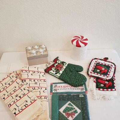 Lot 389: NEW Christmas Kitchen Lot 