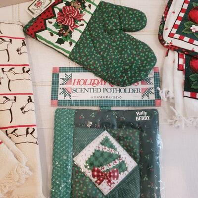 Lot 389: NEW Christmas Kitchen Lot 