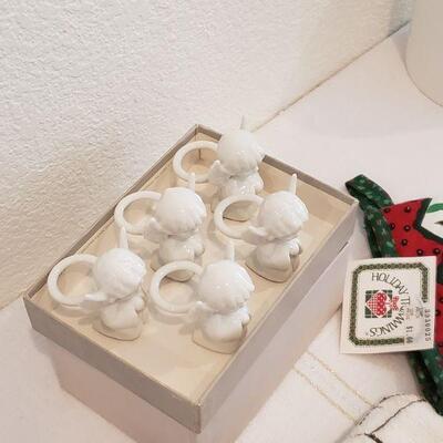 Lot 389: NEW Christmas Kitchen Lot 
