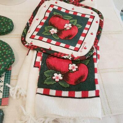 Lot 389: NEW Christmas Kitchen Lot 