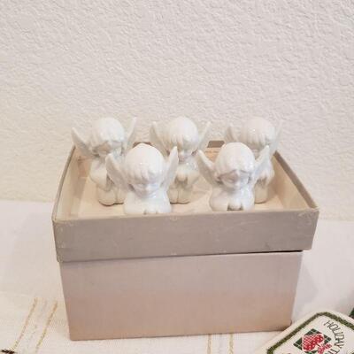 Lot 389: NEW Christmas Kitchen Lot 
