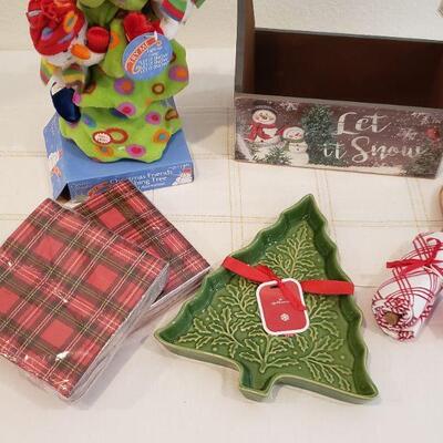 Lot 400: New Christmas Kitchen and Deco Lot