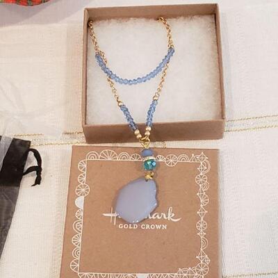 Lot 402: New Holiday Gift Lot