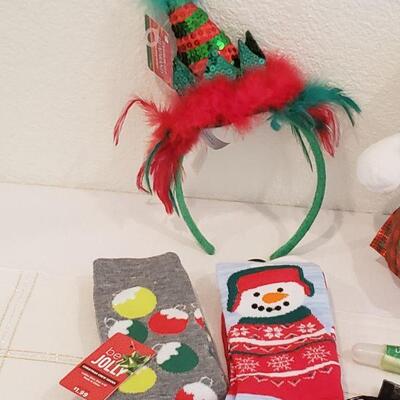 Lot 402: New Holiday Gift Lot