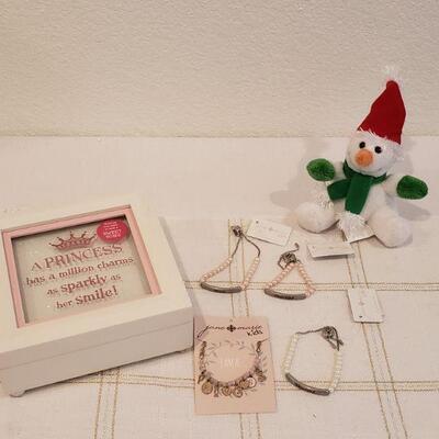 Lot 407: NEW Girls Jewelry, Jewelry Box & Snowman