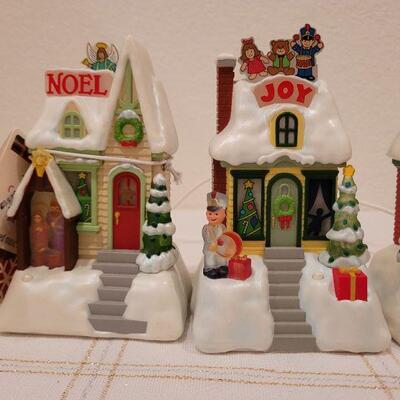 Lot 423: Assorted Synchronized Wireless Holiday Song Homes ALL TESTED A+